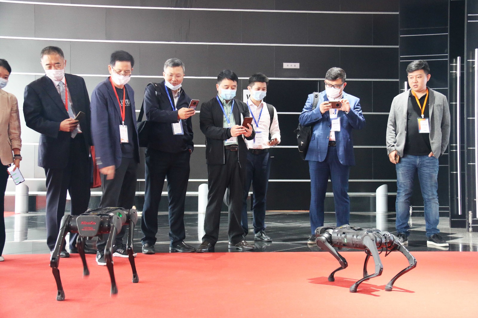 新石器亮相2026世界智能网联汽车大会展出X6T自装卸车(图1)